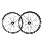 Hand-built 26er all mountain carbon fiber wheelset 33mm wide tubeless compatible